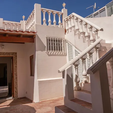 Semesterbostad Little House *